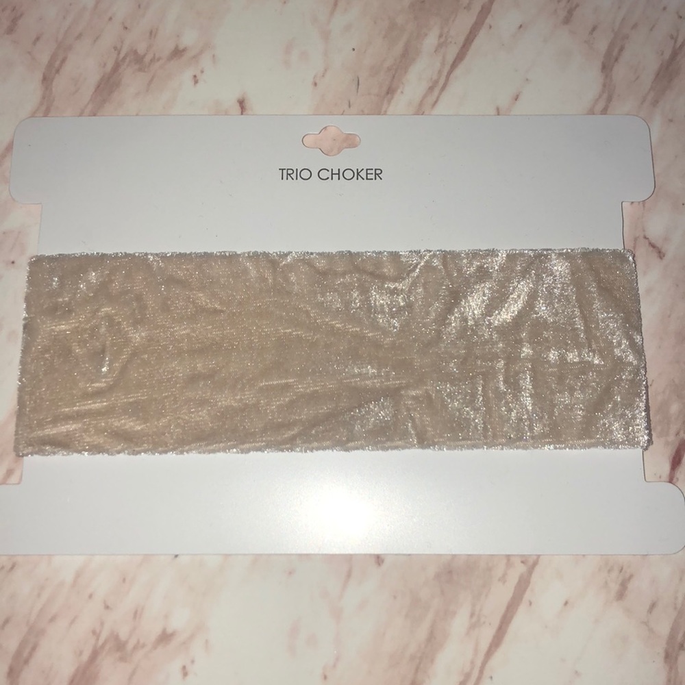 Off-white choker